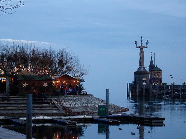 Hafen in Konstanz mit Weihnachtsmarkt und Imperia